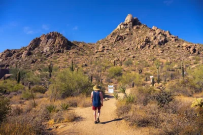 Tourist hiking in the iconic Pinnacle Peak